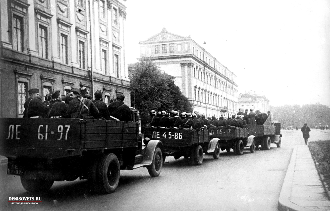 ПБ с 20-мм автоматической пушкой ШВАК возглавляет колонну ЛАНО.